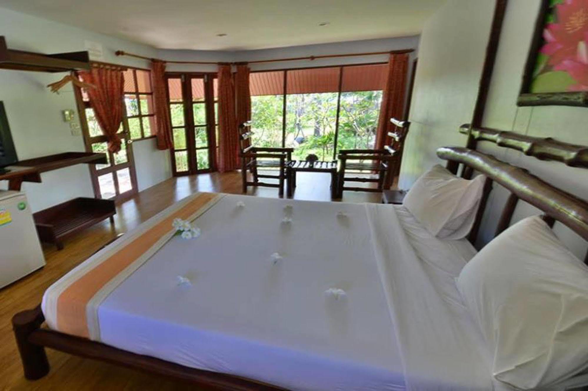 Alongkot Beach Resort Кханом Екстериор снимка