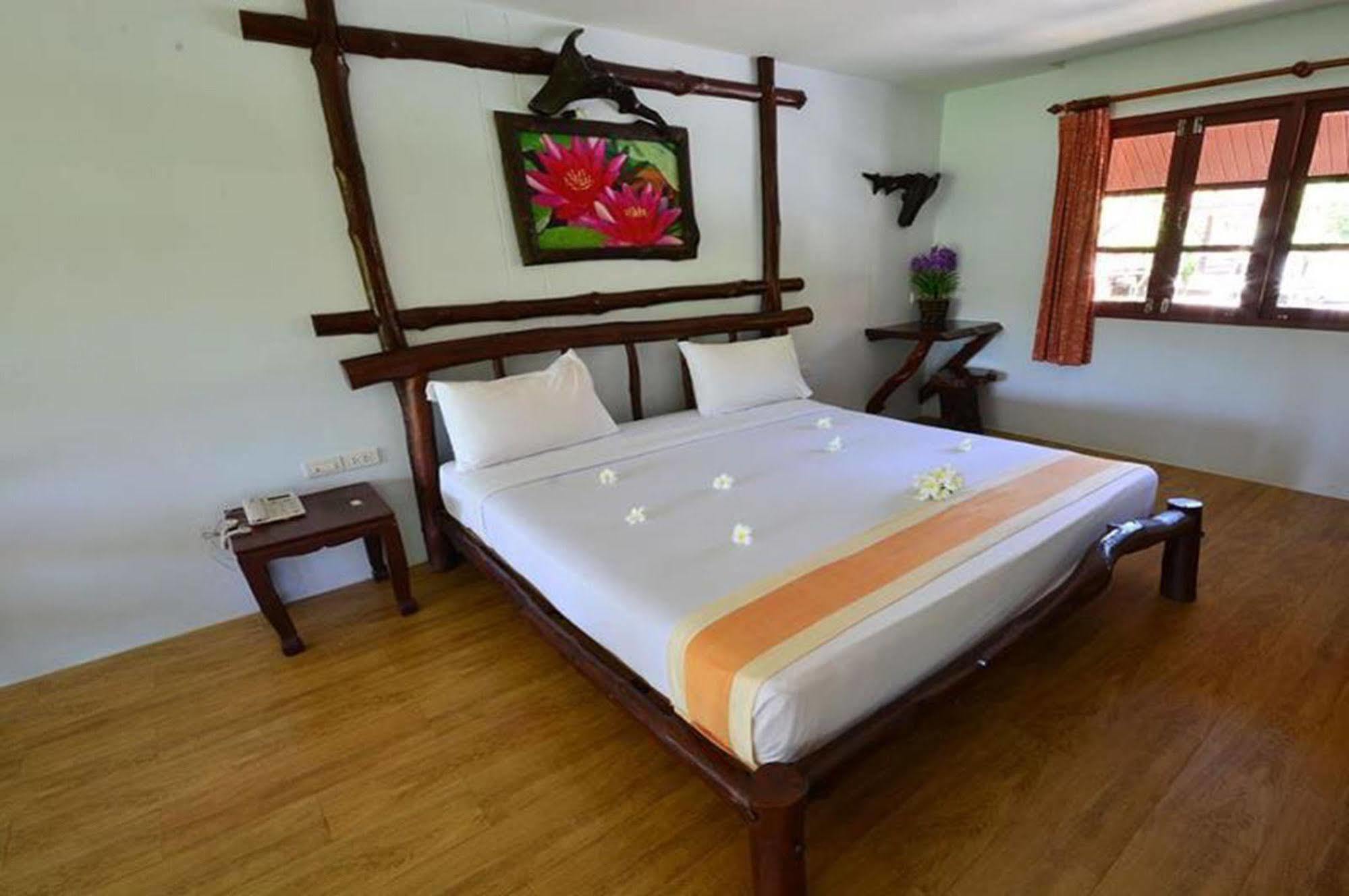 Alongkot Beach Resort Кханом Екстериор снимка