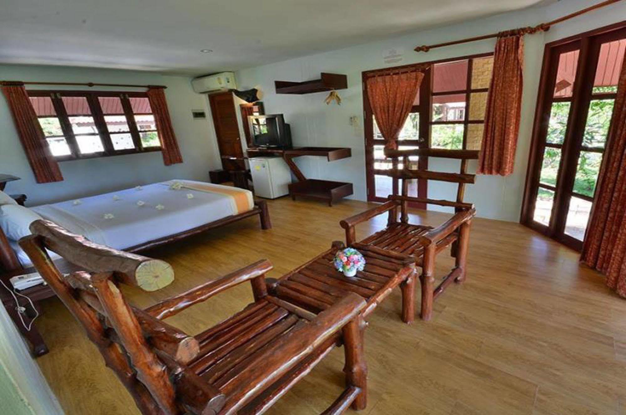 Alongkot Beach Resort Кханом Екстериор снимка