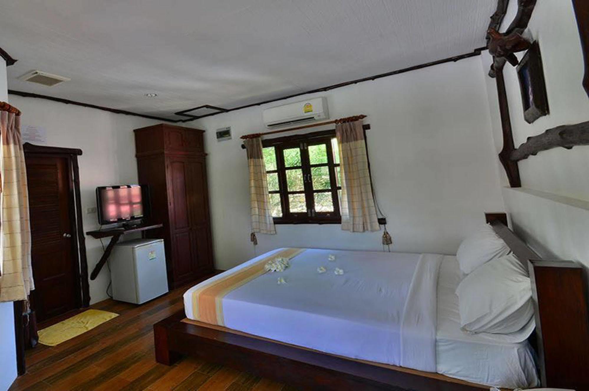 Alongkot Beach Resort Кханом Екстериор снимка