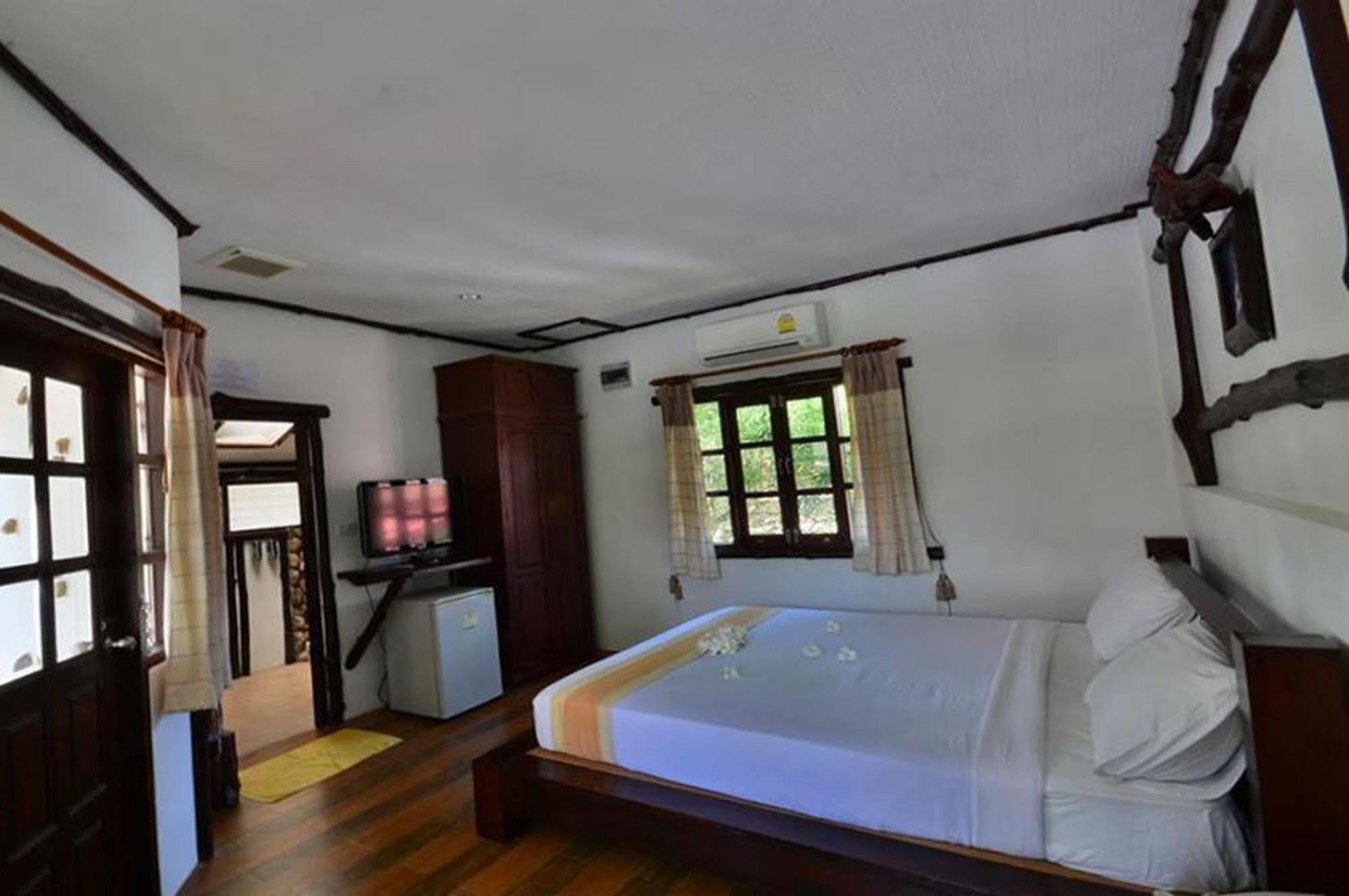 Alongkot Beach Resort Кханом Екстериор снимка