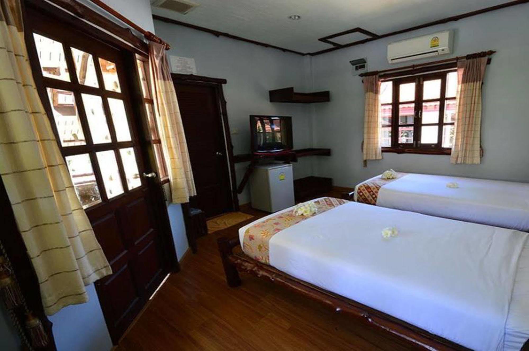 Alongkot Beach Resort Кханом Екстериор снимка