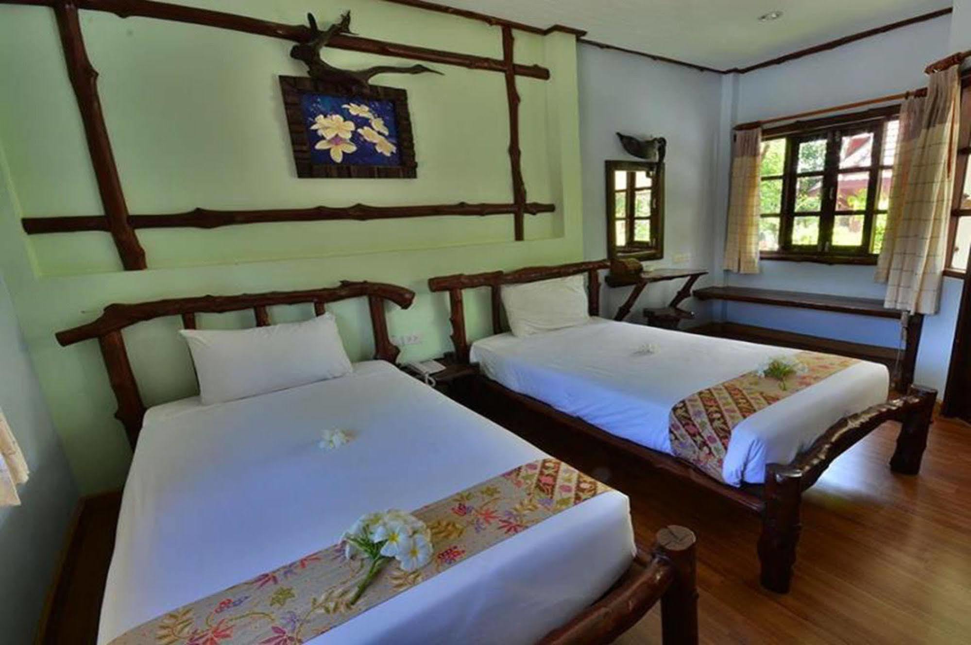 Alongkot Beach Resort Кханом Екстериор снимка